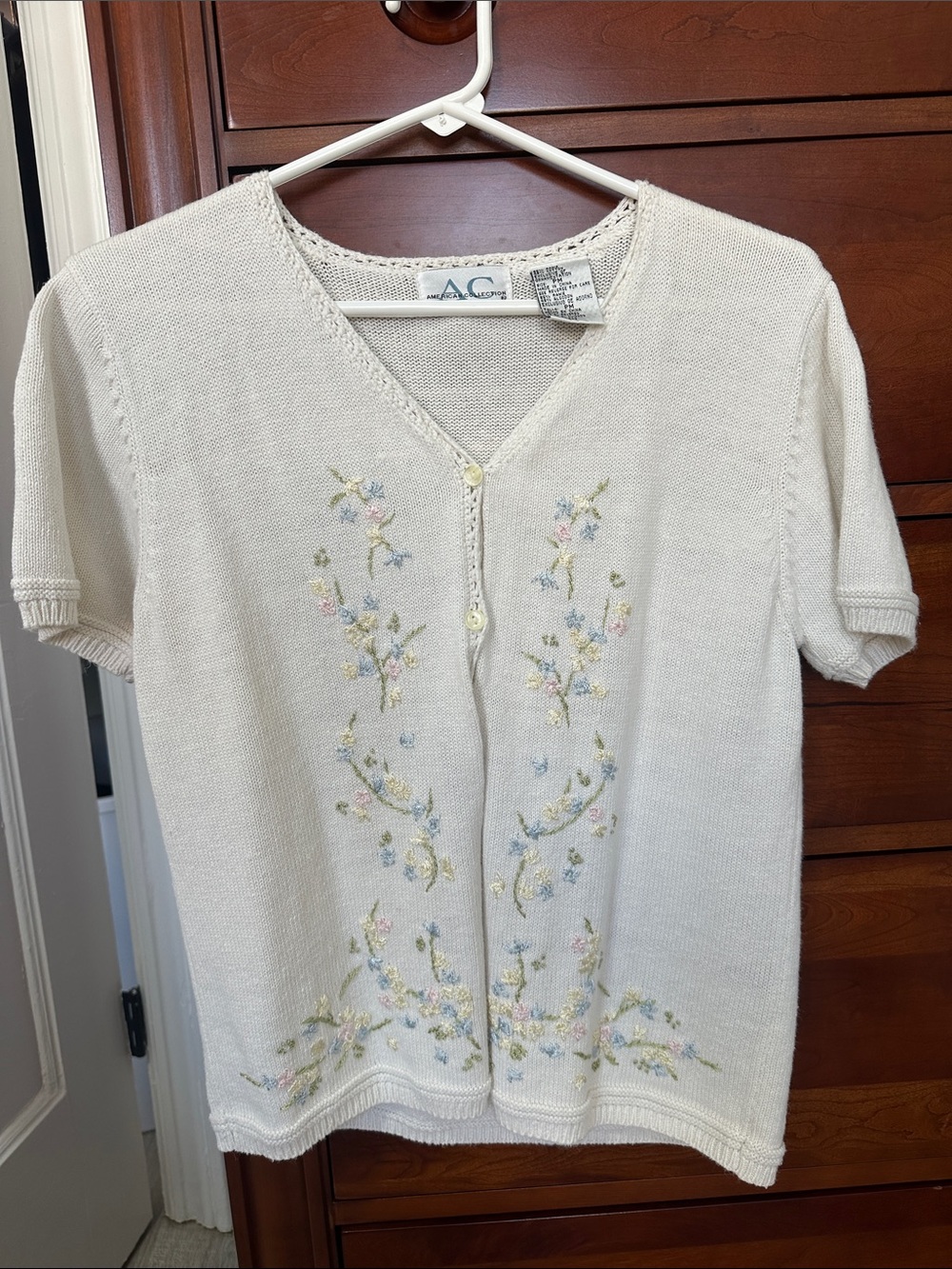 Short-Sleeve Embroidered Cream Cardigan